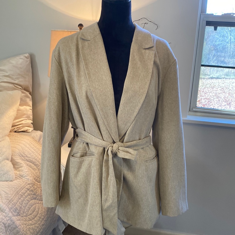 New without tags XXL tan colored lightweight jacket